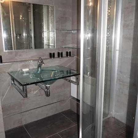 à Avec Terrasse - 33 M²